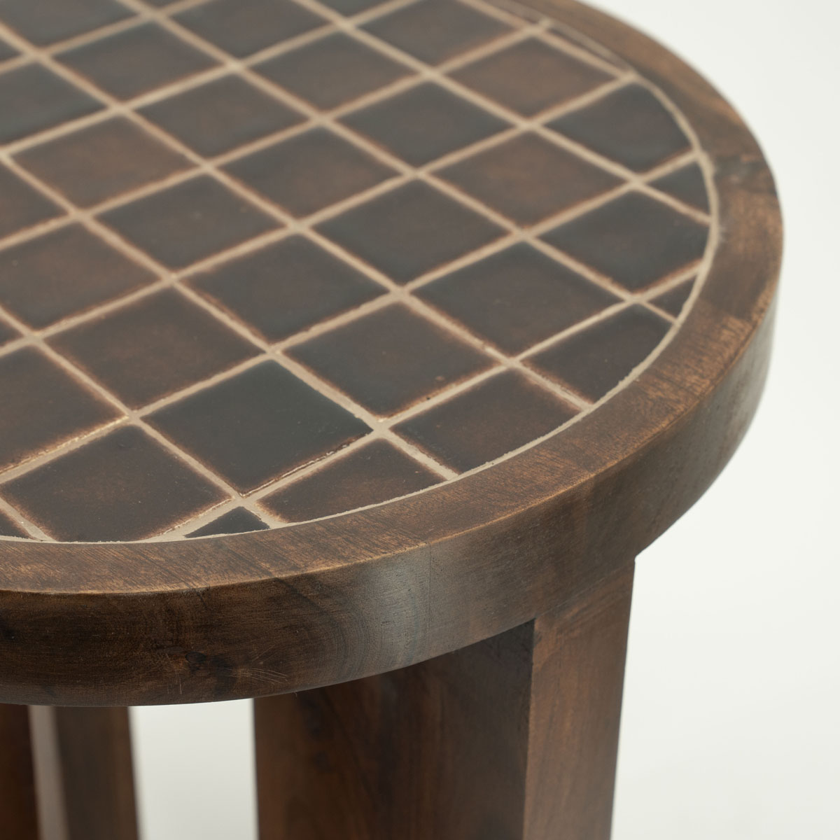 Bijzettafel TiledUp Mangohout & Keramiek 40×40 cm